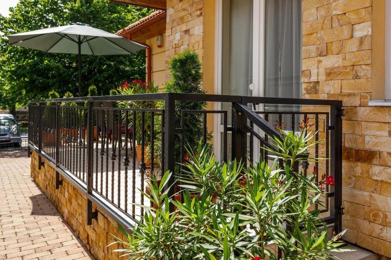 Three-Bedroom Apartment with Terrace image 3