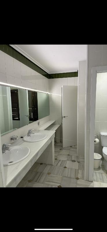 Single Room with Shared Bathroom image 1