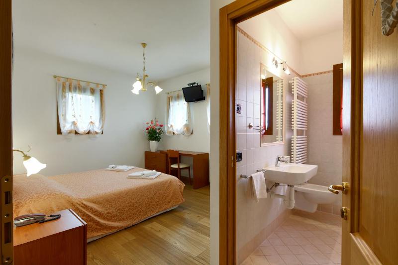 Double Room with Private Bathroom image 4