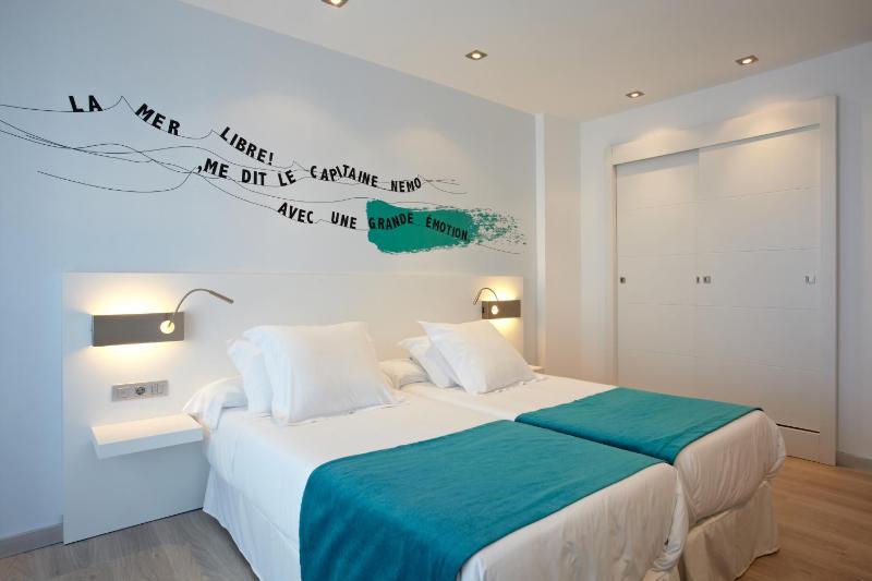 Twin Room with Sea View image 1