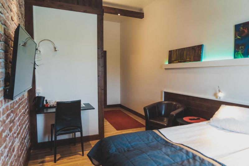 Twin Room image 4