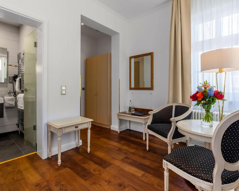Standard Double Room image 2