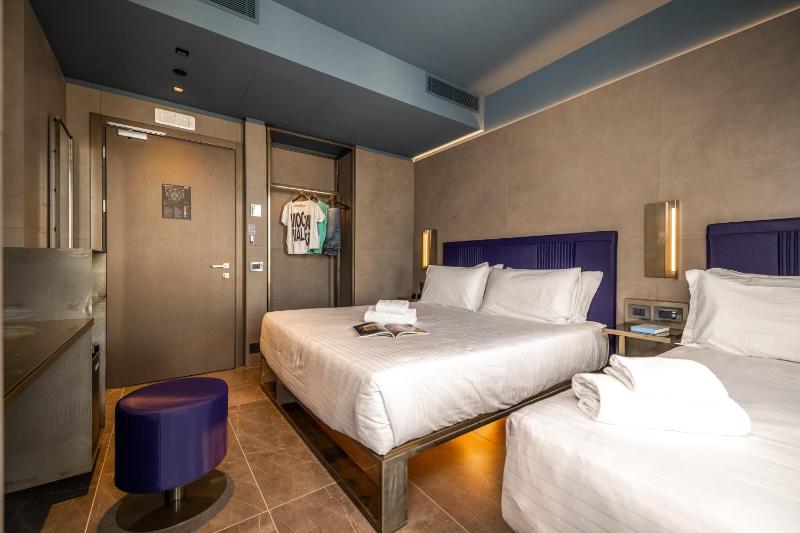 Triple Room with Balcony and View image 3