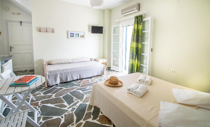 Queen Room with Garden View image 1