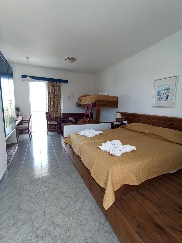 Family Room image 4