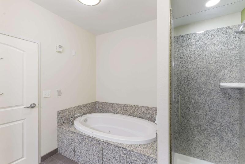 King Room with Whirlpool - Non-Smoking image 2