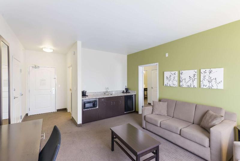 Executive Queen Suite with Two Queen Beds - Non-Smoking image 3