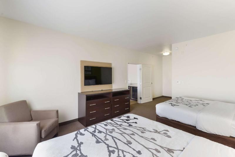 Executive Queen Suite with Two Queen Beds - Non-Smoking image 2