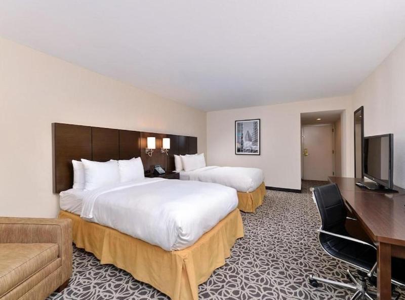 Double Room with Two Double Beds and Tub - Accessible/Non Smoking image 3