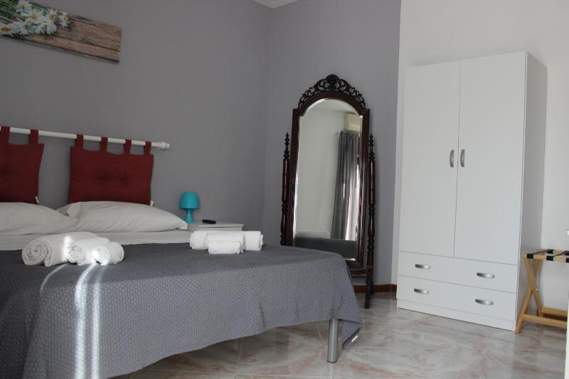 Deluxe Double Room with Balcony image 3