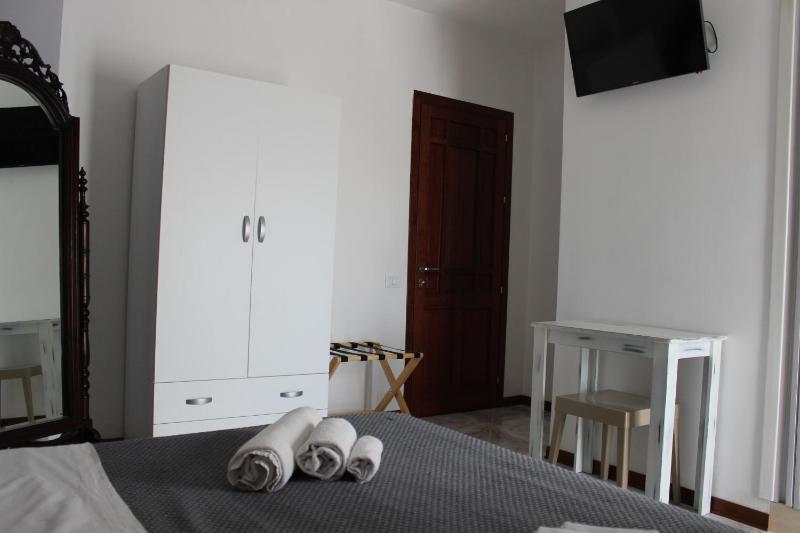 Deluxe Double Room with Balcony image 2