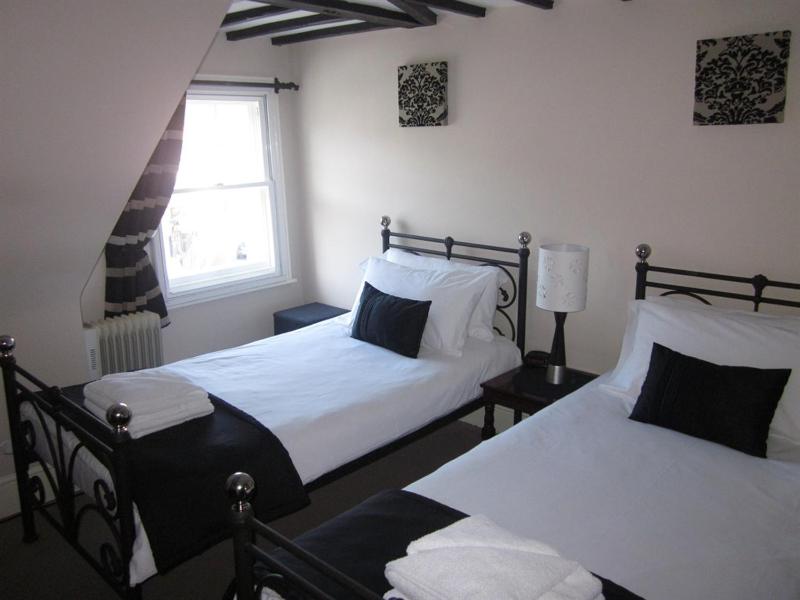 Twin Room with Shared Bathroom image 1