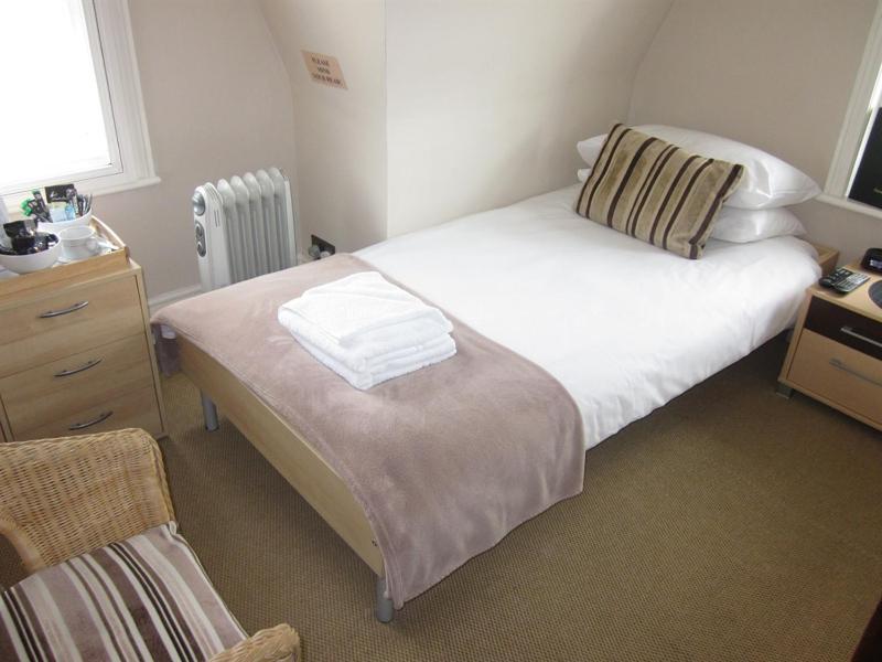 Single Room with Shared Bathroom image 1