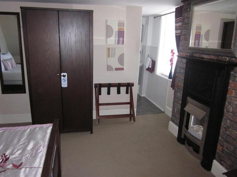 Double Room with Private Bathroom image 4