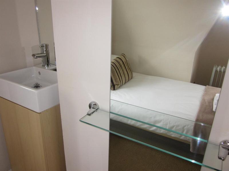 Single Room with Shared Bathroom image 2
