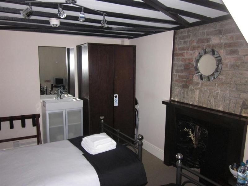 Twin Room with Shared Bathroom image 3
