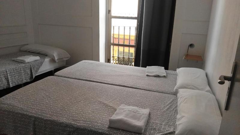 Triple Room with Shared Bathroom image 4