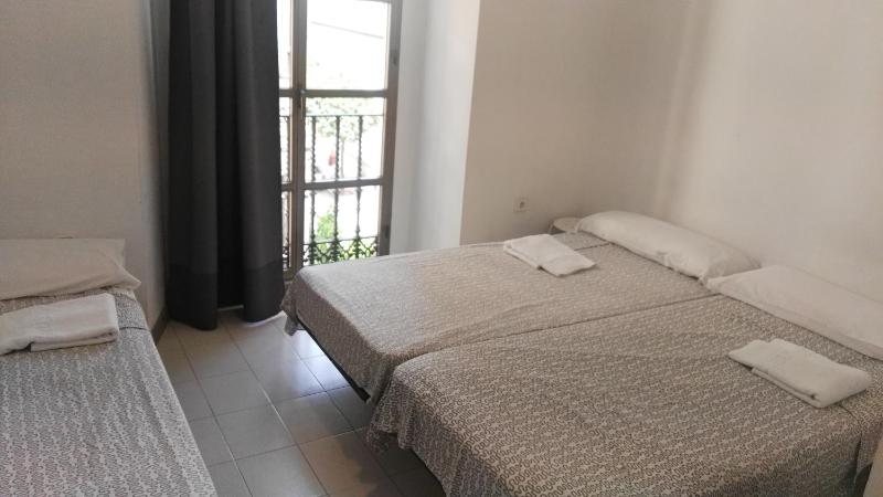 Triple Room with Shared Bathroom image 3
