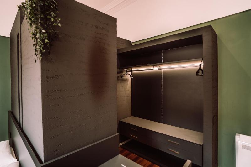 Deluxe Double or Twin Room with Balcony image 4