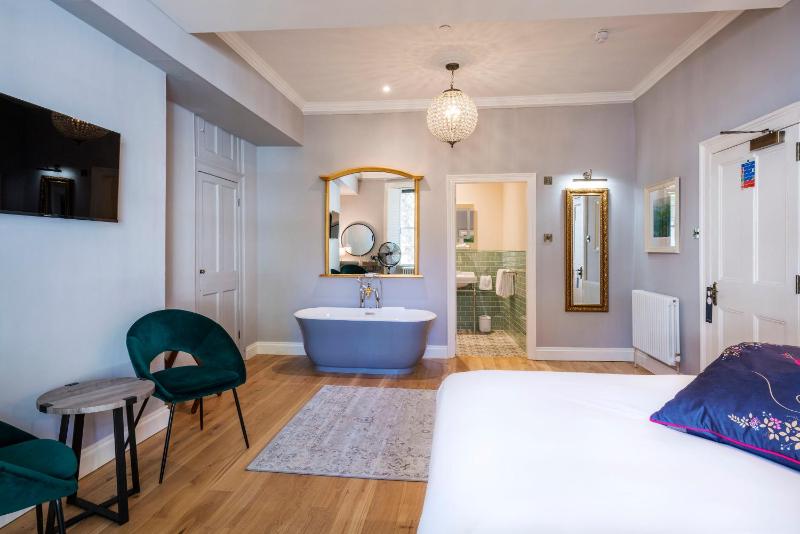 Large Double Room image 1