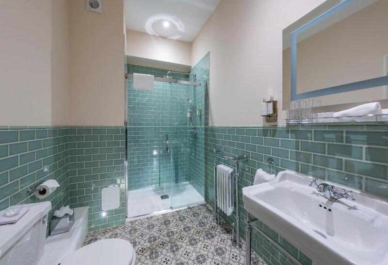 Large Double Room image 3