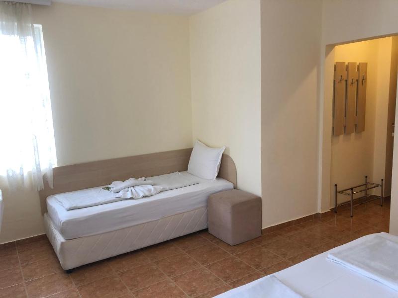 Triple Room with Balcony image 4