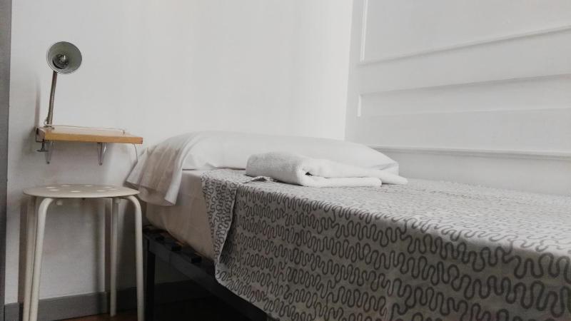 Single Room with Shared Bathroom image 3