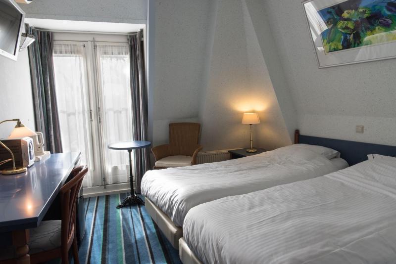 Small Twin Room image 1