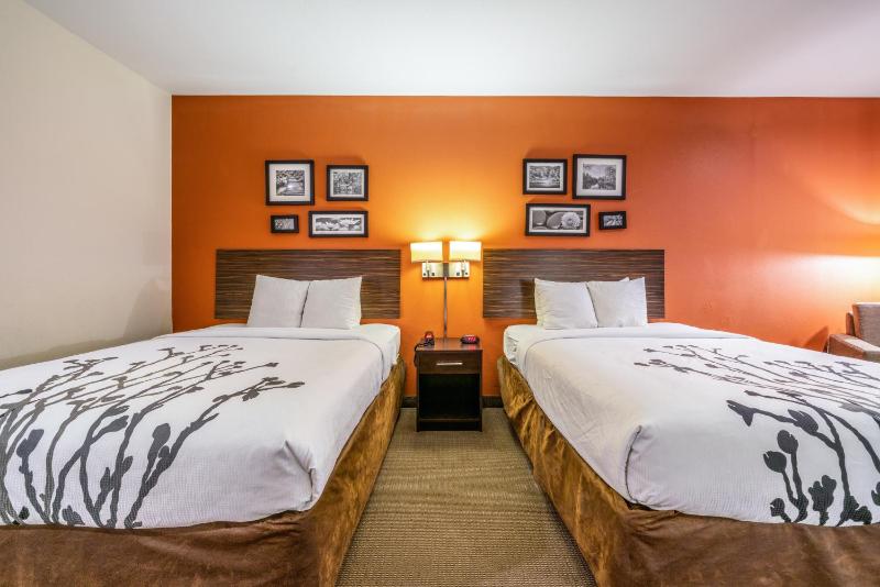 Queen Room with Two Queen Beds image 2