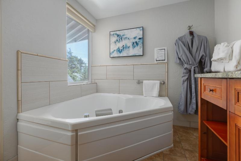 Deluxe King Room image 3