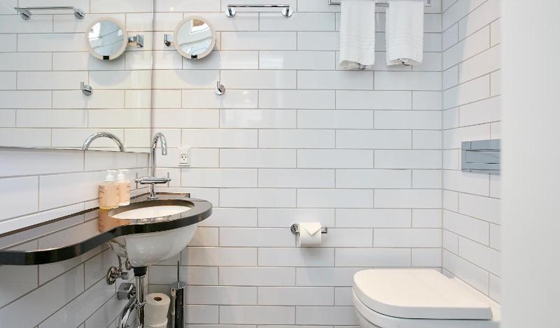 Small Double Room image 4