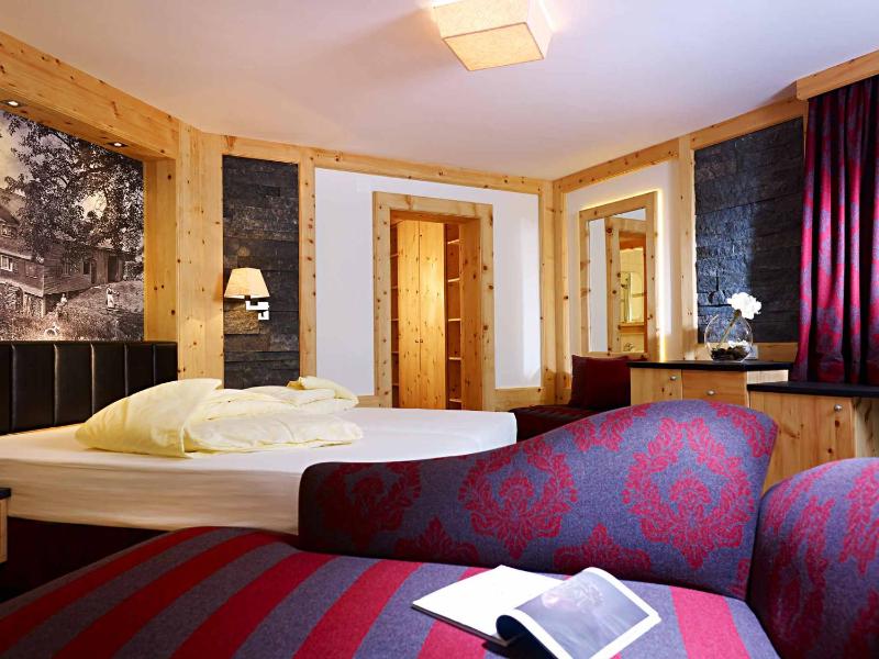 Double Room with Balcony image 4