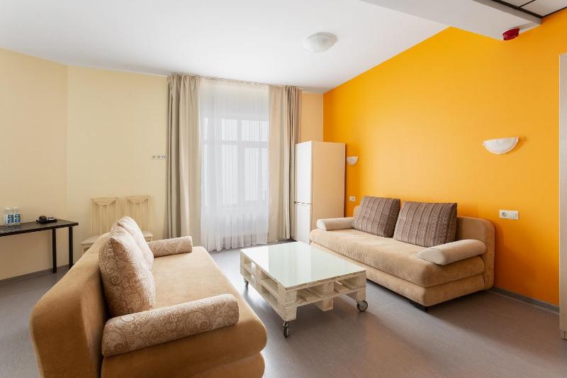 Standard Twin Room with Sofa image 3