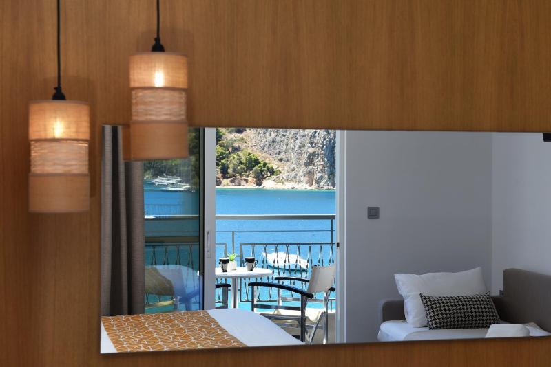 Triple Room with Sea View image 3