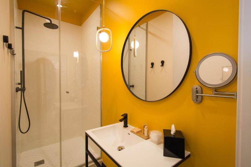 Twin Room image 4