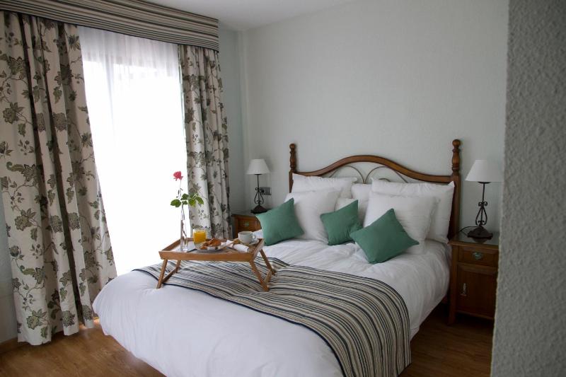 Superior Two-Bedroom Apartment (1-6 Adults) image 4