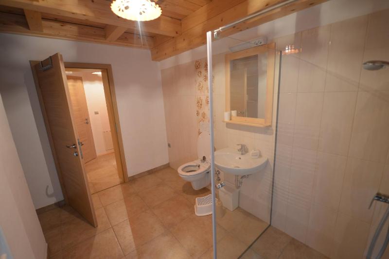 One-Bedroom Apartment with Lake View image 3
