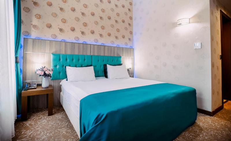 Standard Twin Room image 3