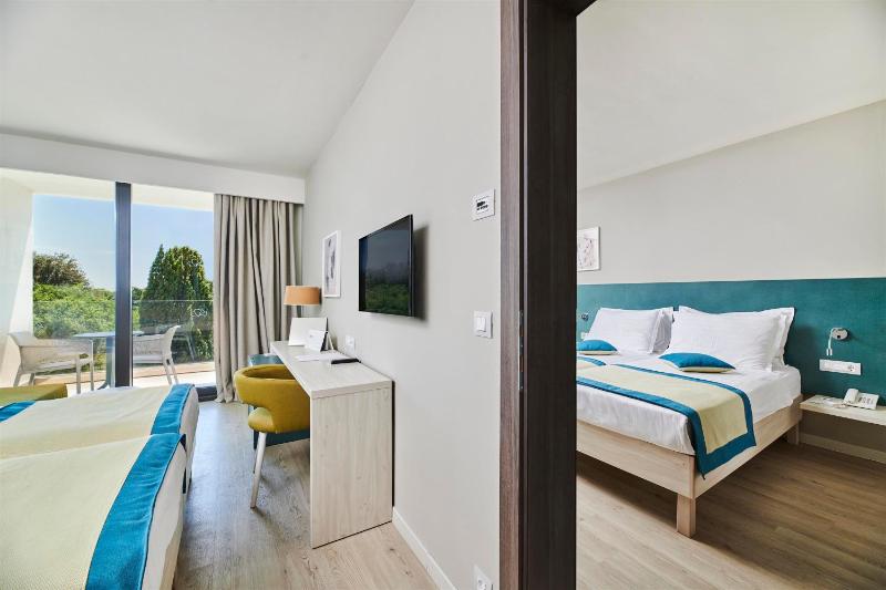Superior Interconnecting Family Room with Balcony  image 3