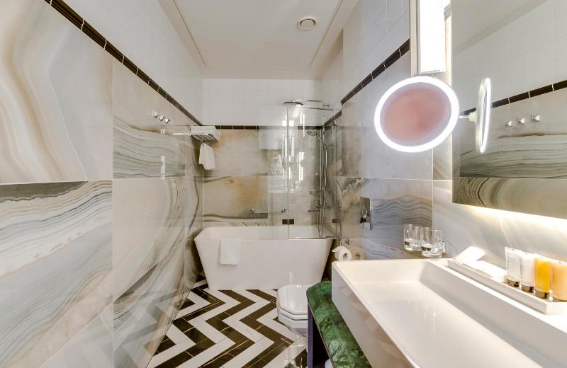 Standard Twin Room image 1