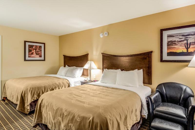 Standard Queen Room with Two Queen Beds - Non Smoking  image 3
