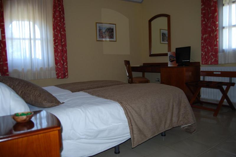 Double or Twin Room image 4