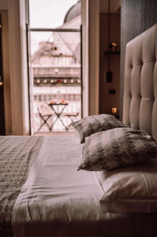 Deluxe Double Room with Balcony image 4