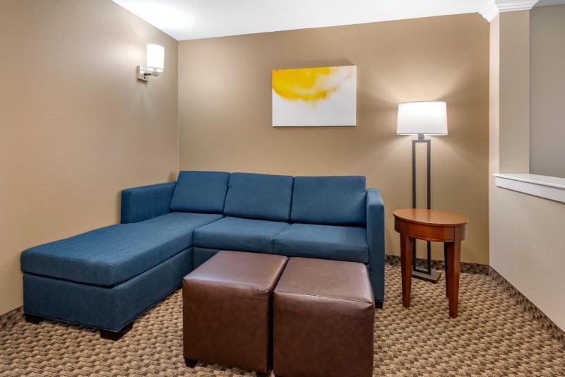 Queen Room with Two Queen Beds - Accessible/Non-Smoking  image 3