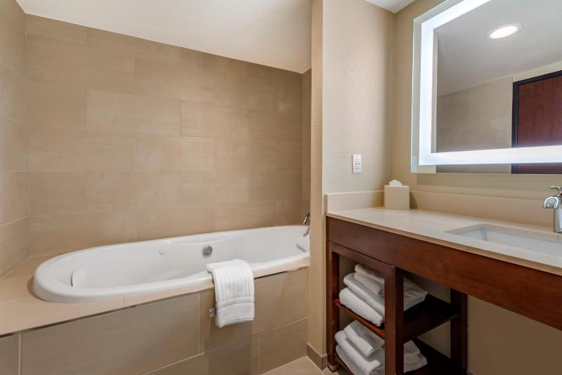 King Suite with Spa Bath - Non-Smoking image 3