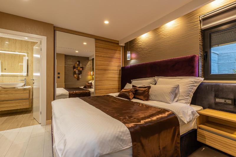 Villa Marassi with Heated Pool Hot Tub and Sauna - image 17