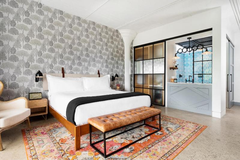 Large Double Room image 4