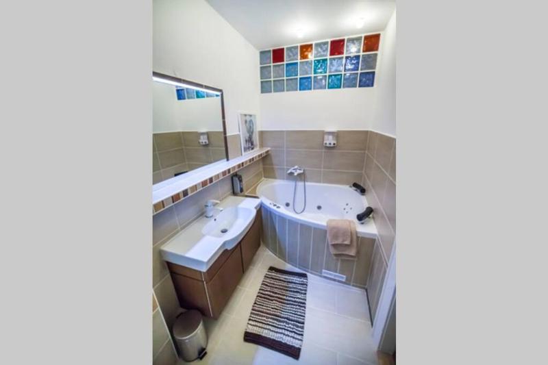 Luxury Air-conditioned Family Apartment Špitálska Old Town - image 7