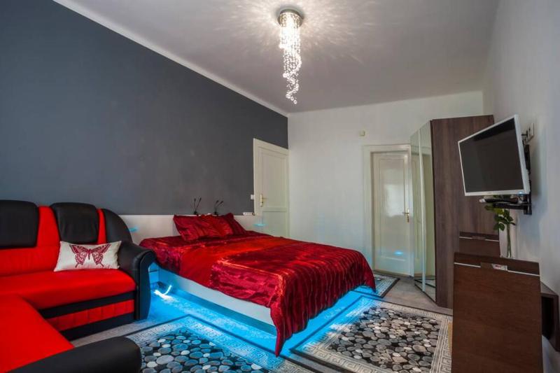 Luxury Air-conditioned Family Apartment Špitálska Old Town - image 5
