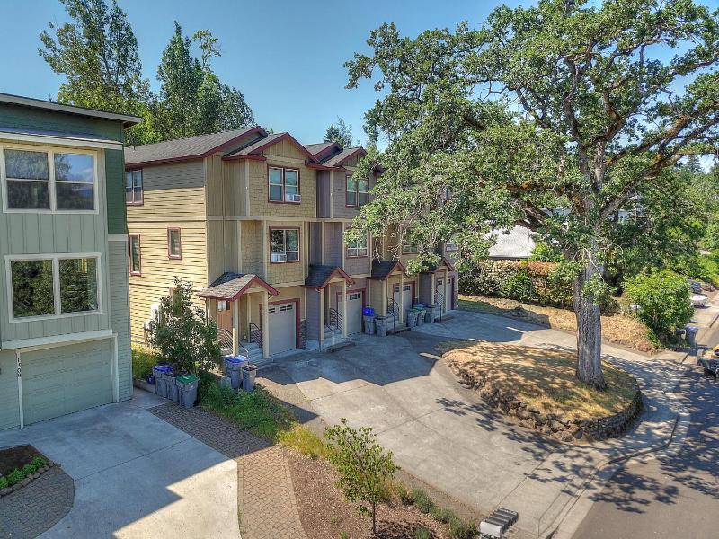Three-Bedroom House image 4